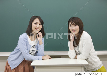 教壇立つ学生2人 55564018