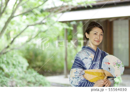 浴衣姿の日本人女性 55564030