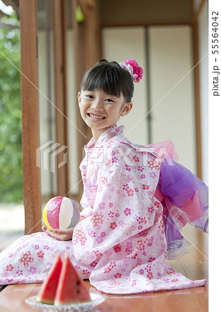 縁側に座る浴衣姿の日本人女の子 55564042