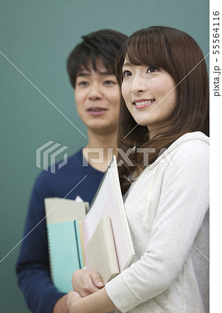 黒板の前に立つ学生2人 55564116