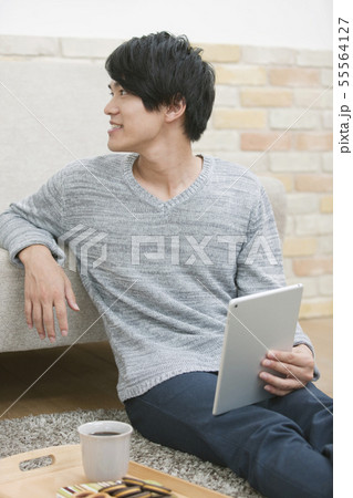 タブレットPCを持つ男性 55564127