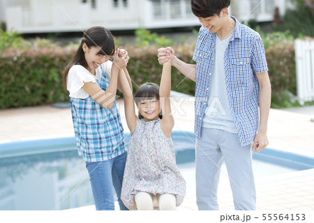 両親の手にぶら下がる女の子 両親の手にぶら下がる女の子 55564153