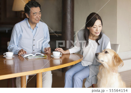 犬をあやす中高年夫婦 犬をあやす中高年夫婦 55564154