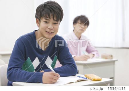 勉強する学生2人 勉強する学生2人 55564155