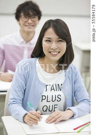 勉強する学生2人 勉強する学生2人 55564179