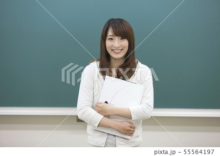 黒板の前に立つ学生 黒板の前に立つ学生 55564197