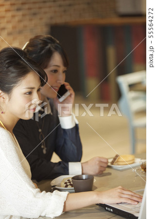 カフェでくつろぐ2人の女性 カフェでくつろぐ2人の女性 55564272