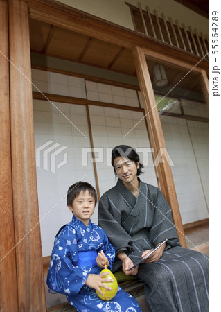 縁側の座る浴衣姿の日本人親子 縁側の座る浴衣姿の日本人親子 55564289