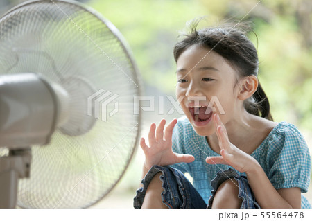 扇風機で涼む女の子 55564478