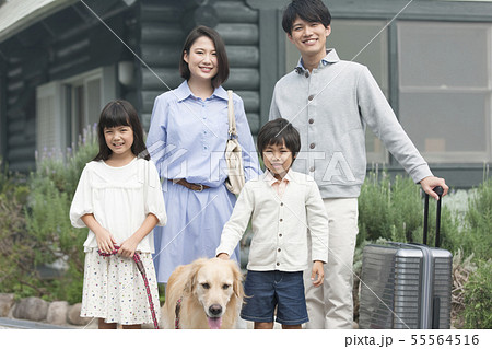 旅行をする4人家族と犬 55564516