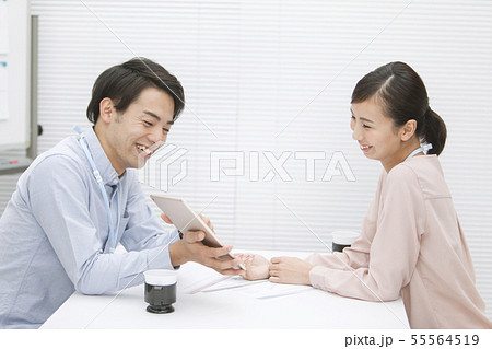 打ち合わせをするビジネス男女 打ち合わせをするビジネス男女 55564519