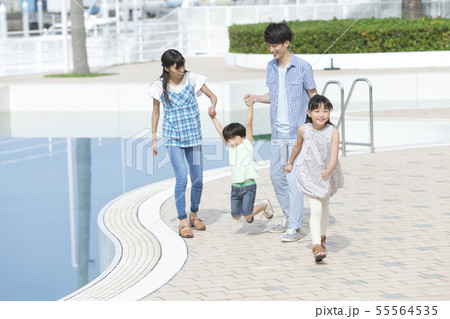 プールサイドを歩く4人家族 プールサイドを歩く4人家族 55564535