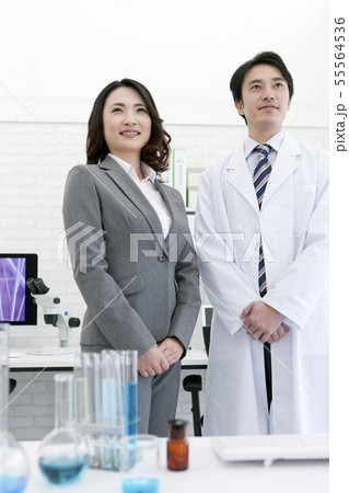 笑顔の研究員とビジネスウーマン 笑顔の研究員とビジネスウーマン 55564536