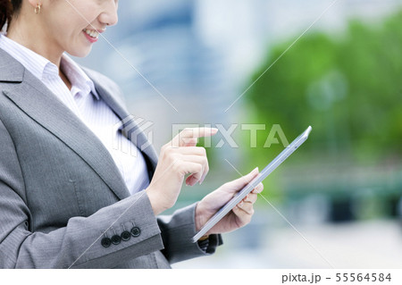 タブレットPCを持つビジネスウーマン タブレットPCを持つビジネスウーマン 55564584