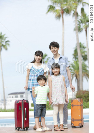旅行かばんを持つ4人家族 旅行かばんを持つ4人家族 55564651