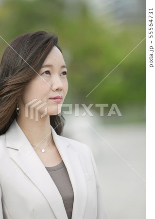 遠くを眺めるビジネスウーマン 55564731
