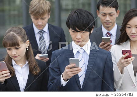 スマートフォンを見るビジネスマンとビジネスウーマン5人 55564782