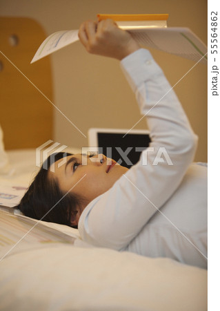ベッドに座るビジネスウーマン 55564862