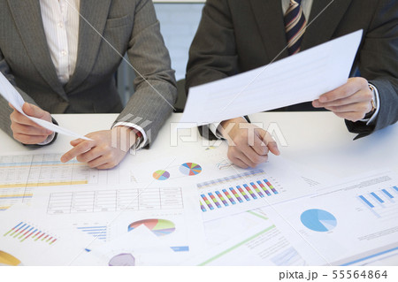 打ち合わせをするビジネスマンの手元 55564864