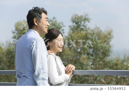 遠くを眺める中高年夫婦 遠くを眺める中高年夫婦 55564952