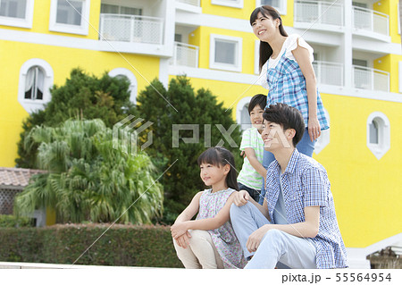 笑顔の4人家族 笑顔の4人家族 55564954
