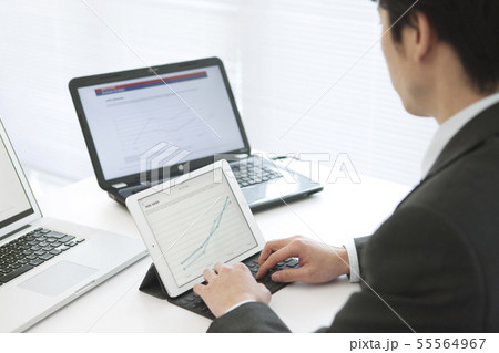 打ち合わせをするビジネスマンの手元 55564967