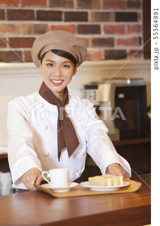 コーヒーを運ぶ店員 コーヒーを運ぶ店員 55564991