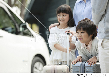 旅行をする4人家族 55565034