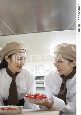 野菜を持つコック2人 野菜を持つコック2人 55565087