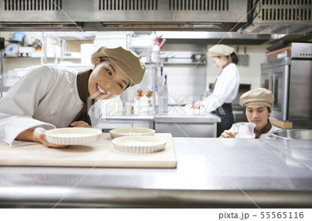笑顔の店員と女性客 笑顔の店員と女性客 55565116