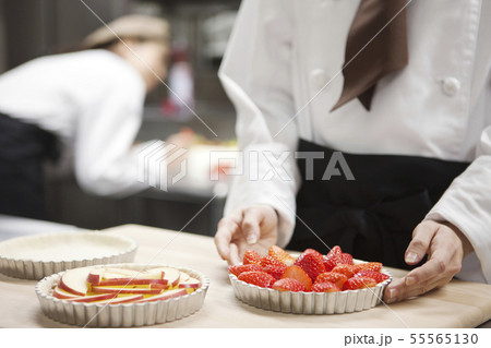 笑顔のパティシエ2人 55565130