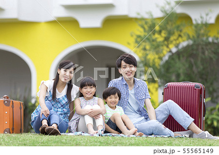 芝生に座る4人家族 55565149