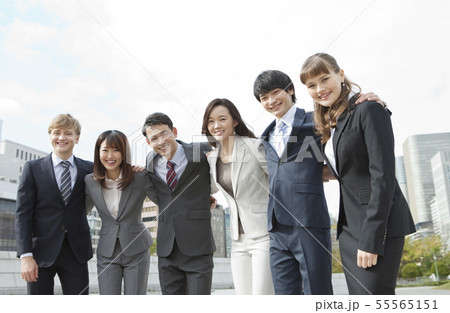 肩を組むビジネスマンとビジネスウーマン6人 55565151