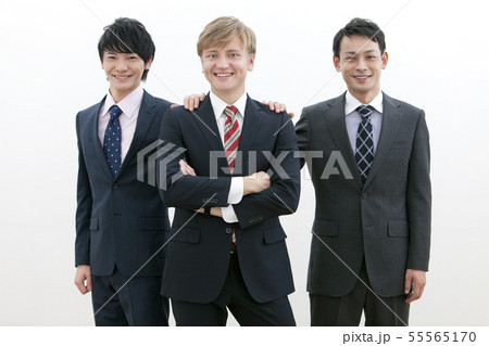 寄り添って立つビジネスマン3人 55565170