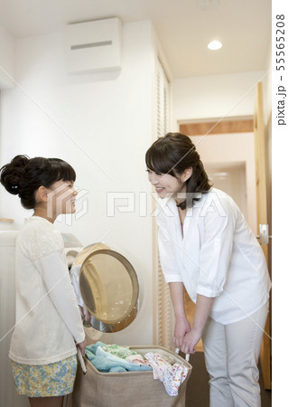 洗濯物を運ぶ親子 55565208