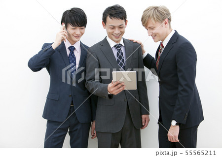 タブレットPCを見るビジネスマン3人 55565211