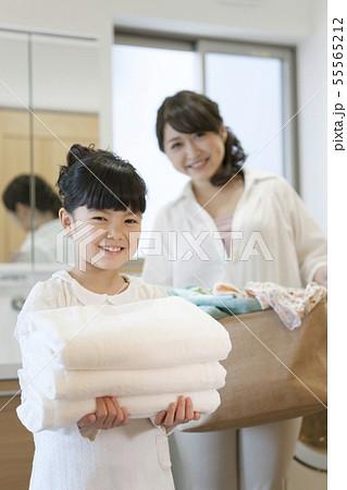 洗濯をする笑顔の家族 洗濯をする笑顔の家族 55565212