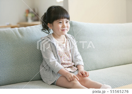 貯金箱にお金を入れる女の子 貯金箱にお金を入れる女の子 55565276