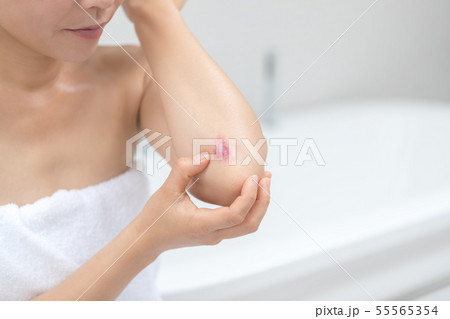 a thirty-something woman a thirty-something woman 55565354