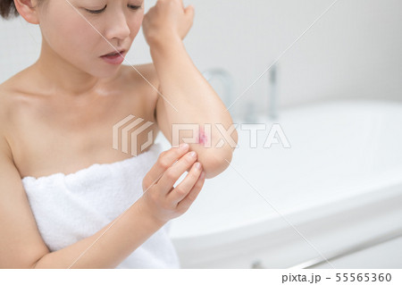 a thirty-something woman 55565360