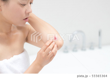 a thirty-something woman a thirty-something woman 55565364