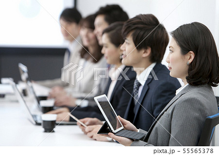 会議をするビジネスマンとビジネスウーマン6人 会議をするビジネスマンとビジネスウーマン6人 55565378