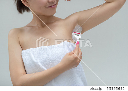 a thirty-something woman 55565652