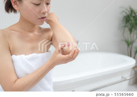 a thirty-something woman 55565660