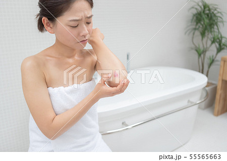 a thirty-something woman 55565663