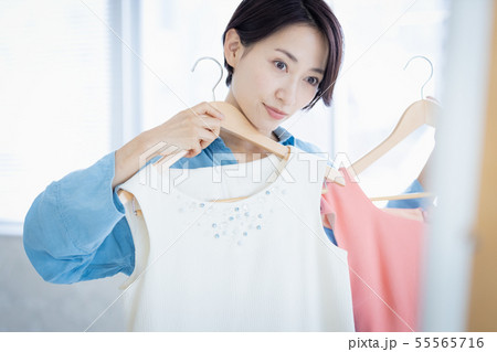 女性 ハンガー 洋服選び 姿見 女性 ハンガー 洋服選び 姿見 55565716
