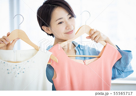 女性　ハンガー　洋服選び　姿見 55565717