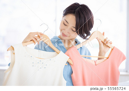 女性　ハンガー　洋服選び　姿見 55565724