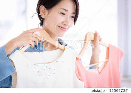 女性 ハンガー 洋服選び 姿見 女性 ハンガー 洋服選び 姿見 55565727