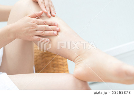 a thirty-something woman 55565878